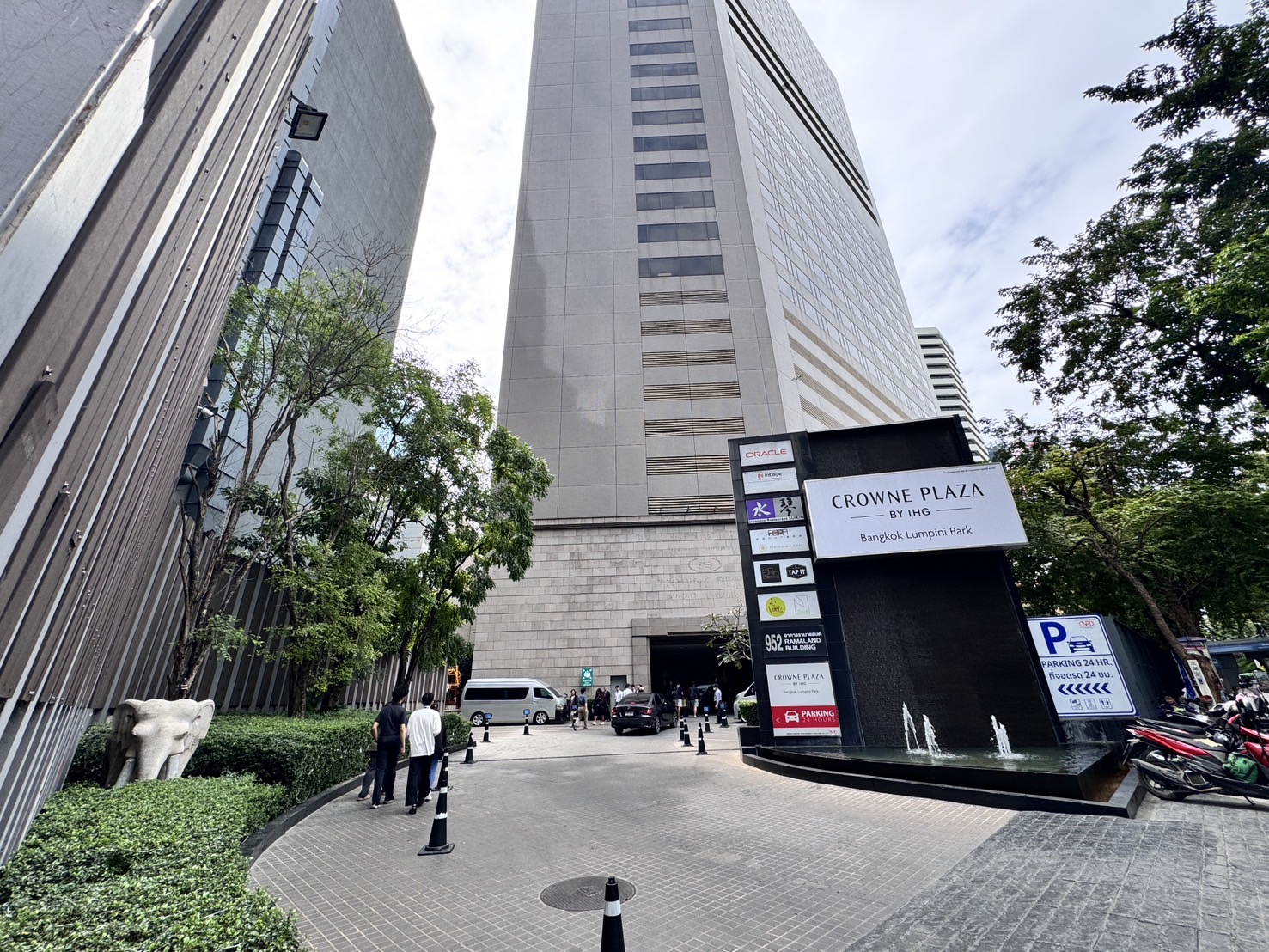 ที่จอดรถอาคารรามาแลนด์ ใกล้โรงพยาบาลจุฬาฯ