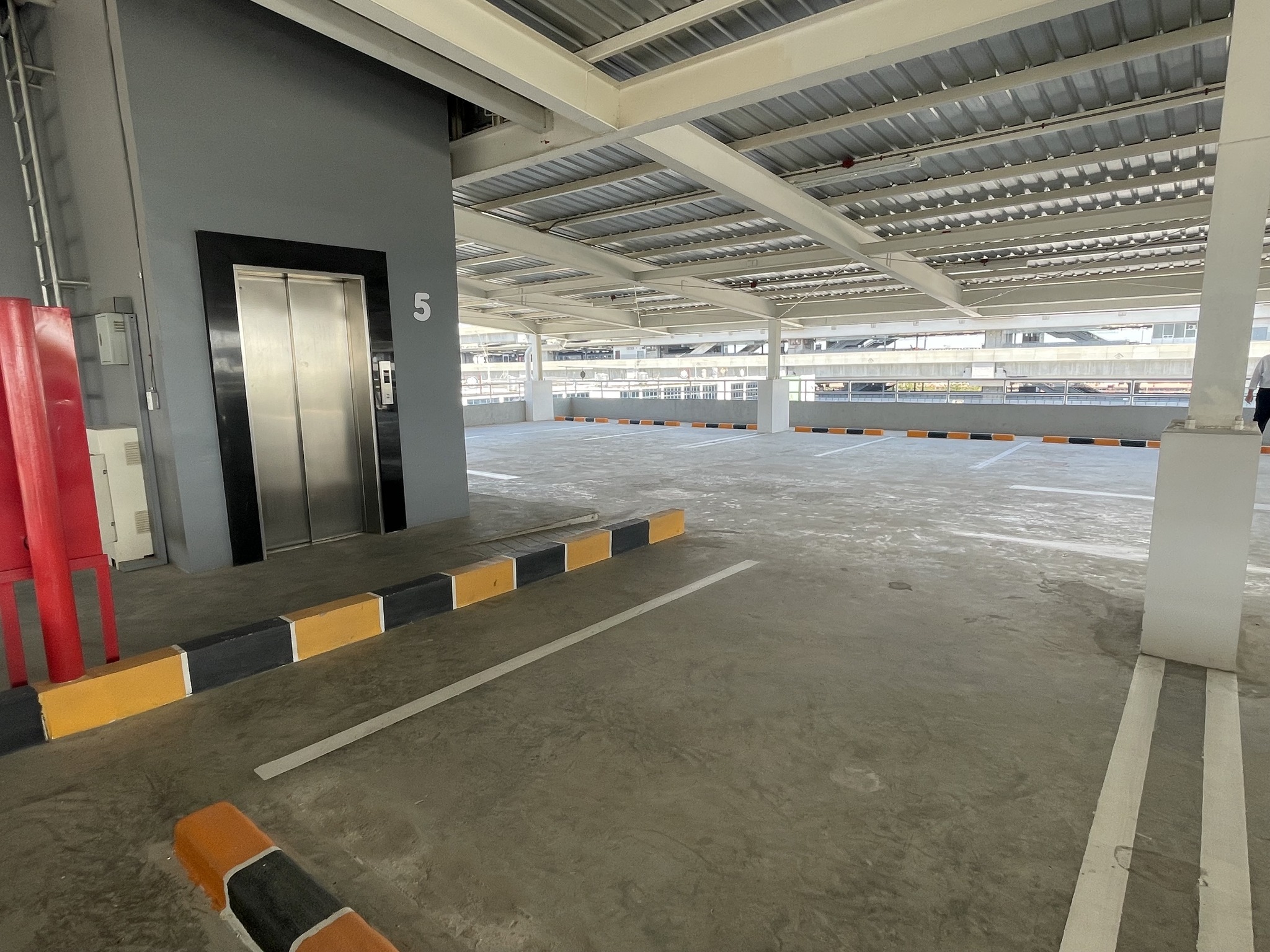 ลิฟต์ที่จอดรถตลาดใหม่ดอนเมือง