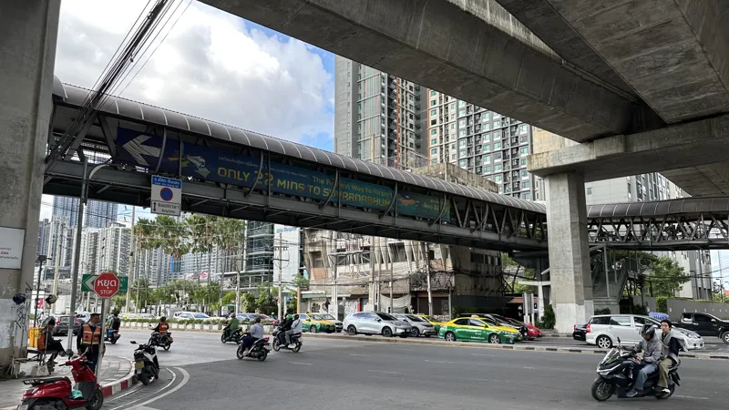 Skywalk between MRT Phetchaburi and ARL Makkasan